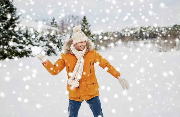 Glad ung man spelar snöbollar på vintern — Stockfoto