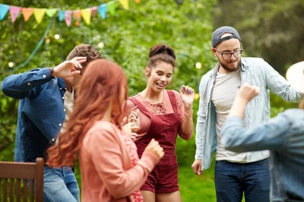 Happy přátelé tance na letní párty na zahradě — Stock fotografie