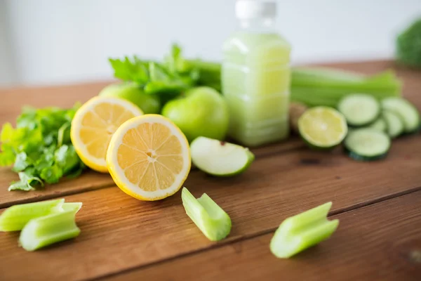 Κοντινό πλάνο της φιάλης με πράσινος χυμός και λαχανικά — Φωτογραφία Αρχείου
