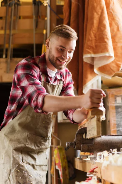 Falegname che lavora con piano e legno in officina — Foto Stock