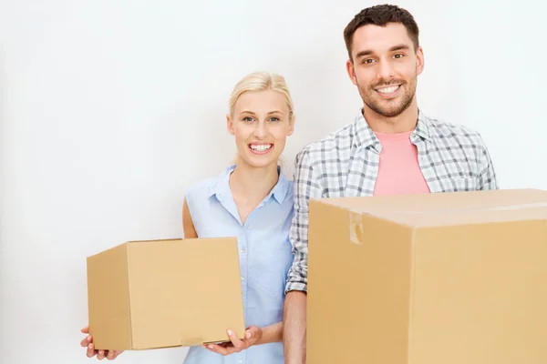 Casal com caixas de papelão se mudando para nova casa — Fotografia de Stock