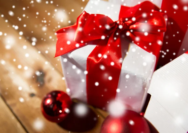 Primer plano de cajas de regalo y bolas de Navidad rojas —  Fotos de Stock