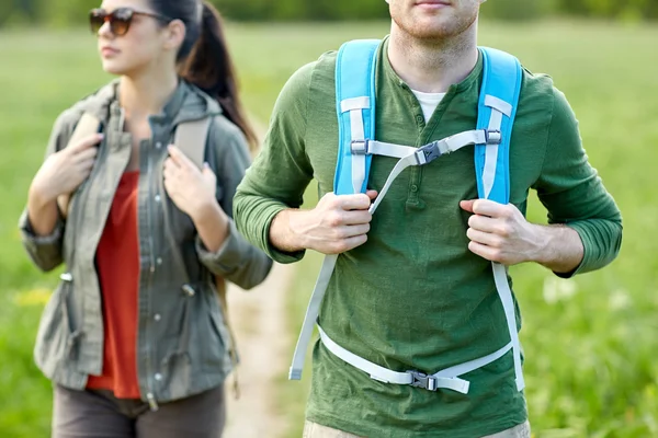 Primer plano de pareja con mochilas senderismo al aire libre — Foto de Stock