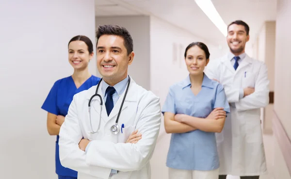 Groep gelukkig medics of artsen in het ziekenhuis — Stockfoto