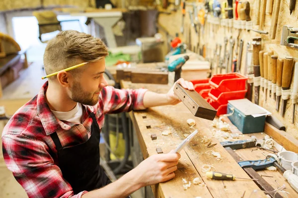 Tischler arbeitet in Werkstatt mit Holzplanke — Stockfoto