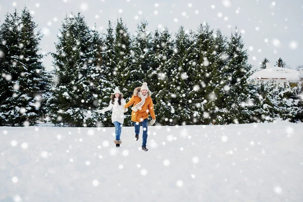 Couple heureux courant dans la neige d'hiver — Photo