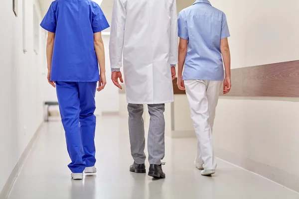 Skupina lékaři nebo lékaři procházky podél nemocnice — Stock fotografie