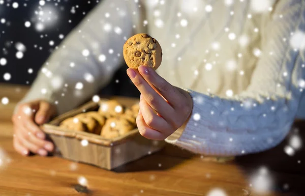 Close up of woman with oat cookies at home — Stock Photo, Image