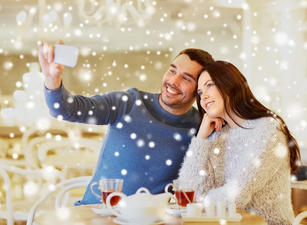Paar macht Smartphone-Selfie im Café-Restaurant — Stockfoto