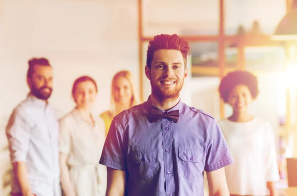 Feliz joven sobre el equipo creativo en la oficina — Foto de Stock