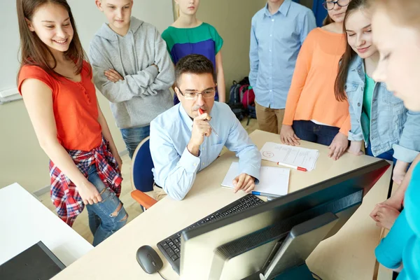 Grupp av elever och lärare på skolan klassrum — Stockfoto