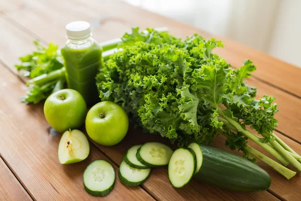 Primo piano di bottiglia con succo verde e verdure — Foto Stock