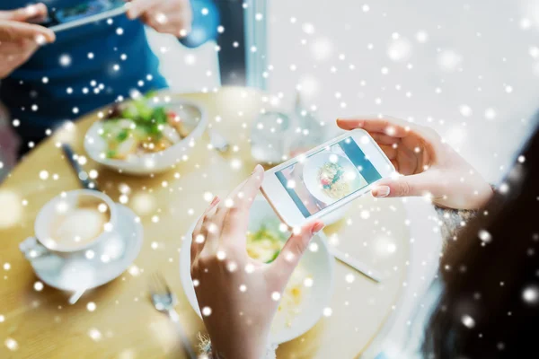 Close up of couple picturing food by smartphone — Stock Photo, Image