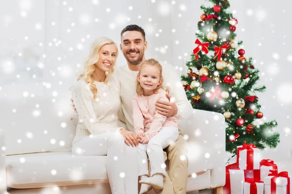 Ευτυχισμένη οικογένεια στο σπίτι με χριστουγεννιάτικο δέντρο — Φωτογραφία Αρχείου