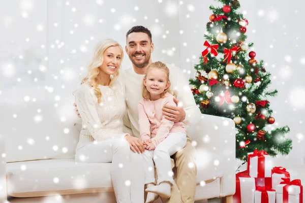 Glückliche Familie zu Hause mit Weihnachtsbaum — Stockfoto