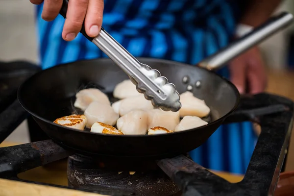 Close up of scallops frying in cast iron pan — Stock Photo, Image