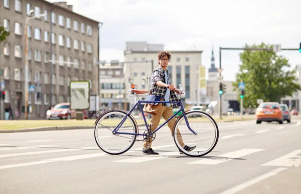 Junger Mann mit Fahrrad mit festem Gang auf Fußgängerüberweg — Stockfoto