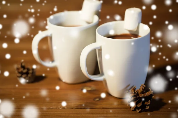 Чашки горячего шоколада с зефиром на дереве — стоковое фото