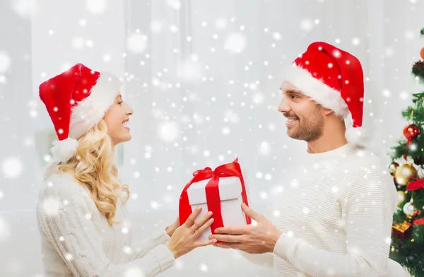 Feliz pareja en casa con caja de regalo de Navidad —  Fotos de Stock