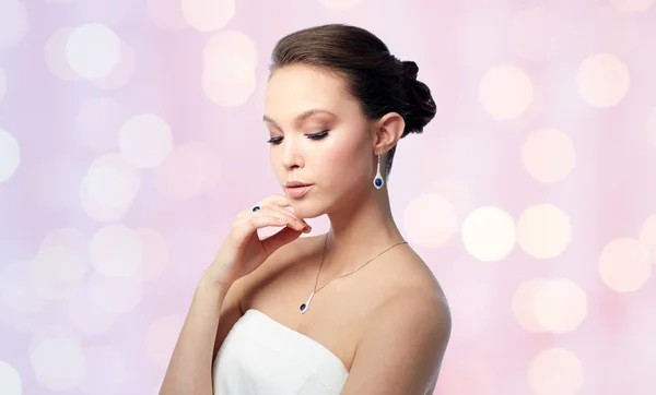귀걸이, 반지, 펜 던 트와 아름 다운 여자 — 스톡 사진