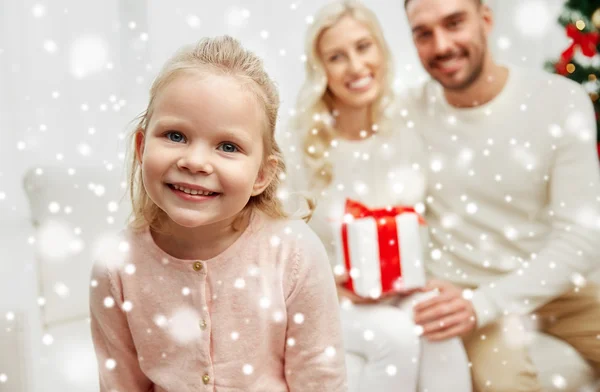 Glückliche Familie zu Hause mit Weihnachtsgeschenkbox — Stockfoto