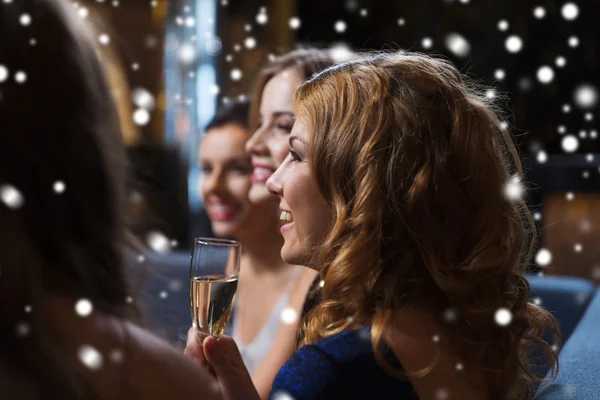 Glada kvinnor med champagneglas på nattklubb — Stockfoto