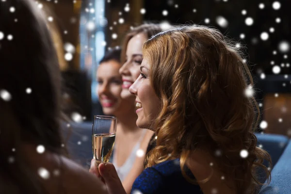 Donne felici con bicchieri di champagne al night club — Foto Stock