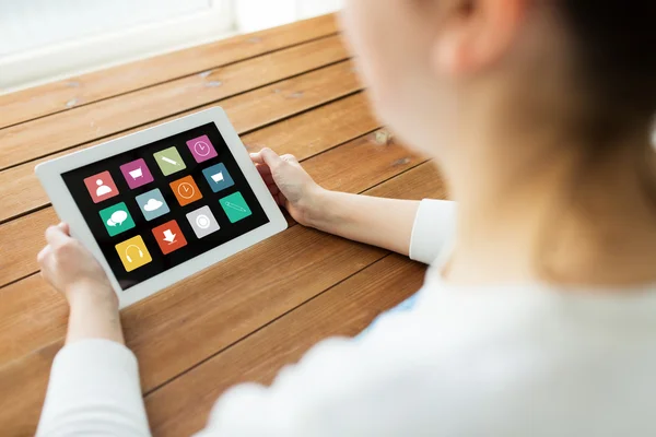 Primer plano de la mujer con la tableta de la PC en la mesa de madera — Foto de Stock