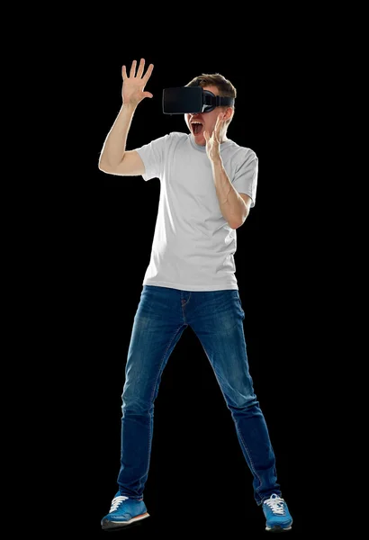 Człowiek w wirtualnej rzeczywistości zestaw słuchawkowy lub okulary 3d — Zdjęcie stockowe