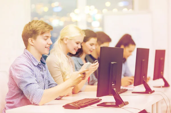 Students with computer monitor and smartphones — Stock Photo, Image