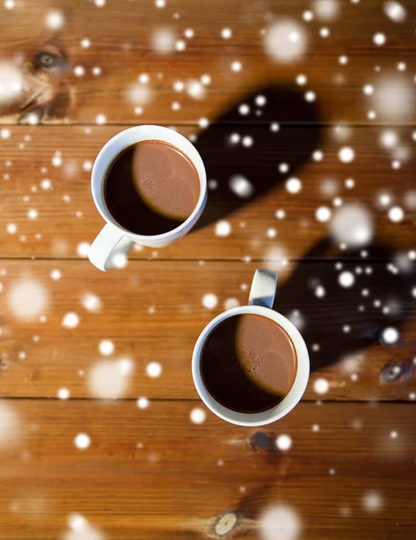 Xícaras de chocolate quente ou bebidas de cacau em madeira — Fotografia de Stock