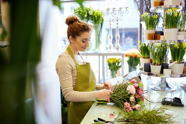 Leende florist kvinna att göra gäng på blomsteraffär — Stockfoto