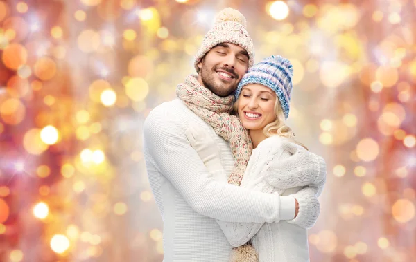 Sonriente pareja en invierno ropa abrazos —  Fotos de Stock