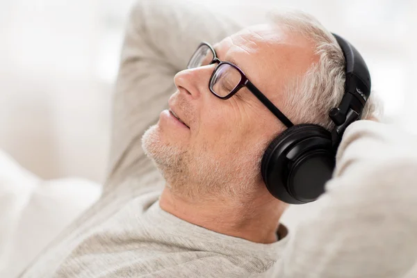 Homem feliz em fones de ouvido ouvir música em casa — Fotografia de Stock