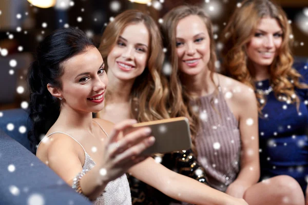 Mujeres con smartphone tomando selfie en el club nocturno —  Fotos de Stock