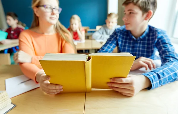 Gymnasieelever läser bok och lärande — Stockfoto