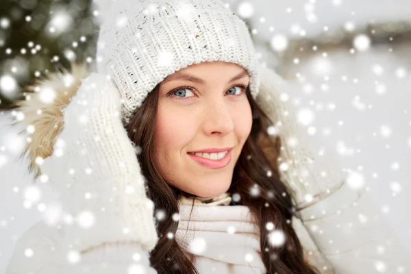Šťastná žena venku v zimě Stock Snímky