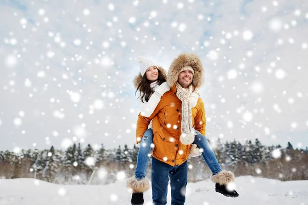 Casal feliz se divertindo sobre fundo de inverno Imagem De Stock