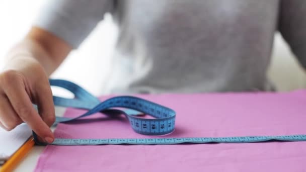 Tailor woman with measuring tape and fabric — Stock Video