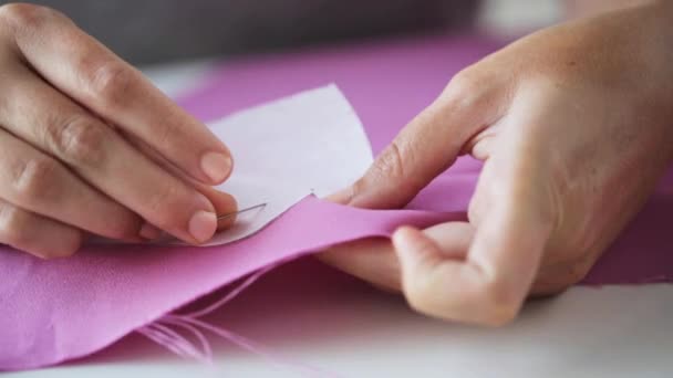 Mujer con alfileres costura patrón de papel a la tela — Vídeos de Stock