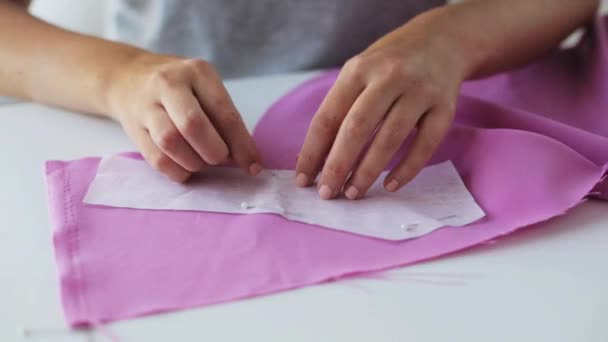Vrouw met pinnen stiksel papier patroon om stof — Stockvideo