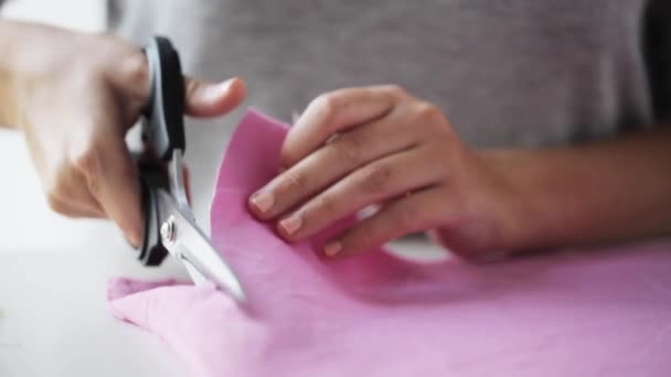 Žena s krejčovské nůžky na stříhání látka — Stock video