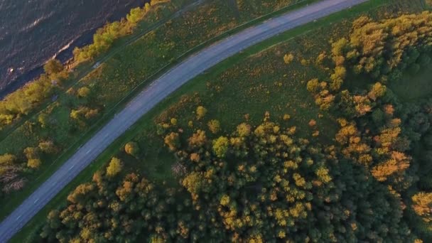 Вид с высоты птичьего полета на скалу, море и автомобиль на дороге — стоковое видео