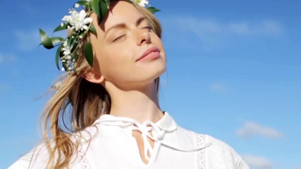 Sorrindo jovem mulher em coroa de flores — Vídeo de Stock