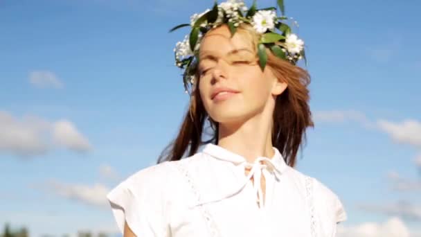 Sorrindo jovem mulher na grinalda de flores ao ar livre — Vídeo de Stock