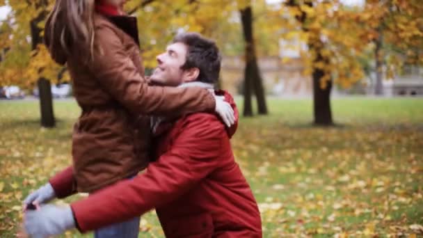 Feliz jovem casal reunião no parque de outono — Vídeo de Stock