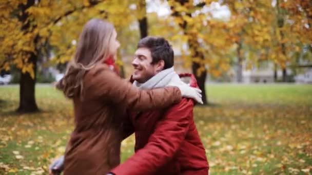 Heureux jeune couple réunion dans le parc d'automne — Video