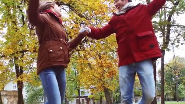 Felice giovane coppia divertirsi nel parco autunnale — Video Stock
