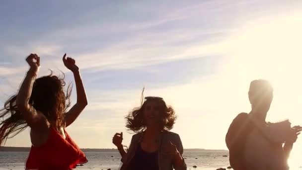 Grupo de mulheres felizes ou meninas dançando na praia 47 — Vídeo de Stock