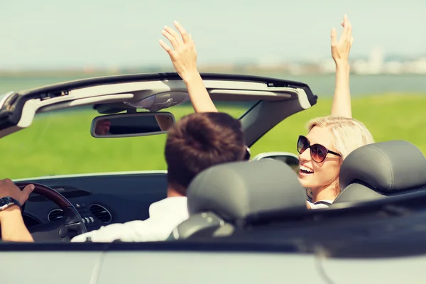 Feliz hombre y mujer conduciendo en coche cabriolet —  Fotos de Stock